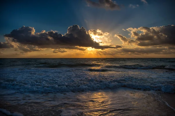 Puesta de sol en el mar Caribe Sol de la mañana . — Foto de Stock
