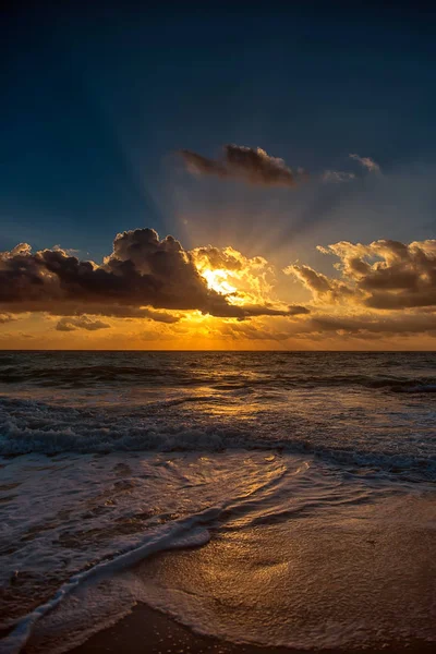 Sonnenuntergang auf dem karibischen Meer Morgensonne. — Stockfoto