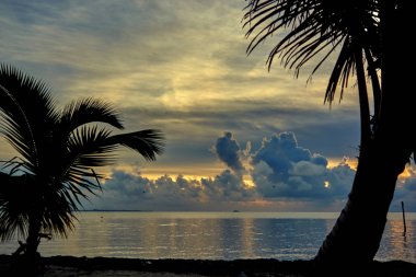 günbatımı üzerinde Karayip Denizi
