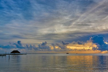 günbatımı üzerinde Karayip Denizi