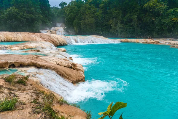 Wodospady Cascadas de Agua Azul. Agua Azul. Jukatan. Meksyk — Zdjęcie stockowe