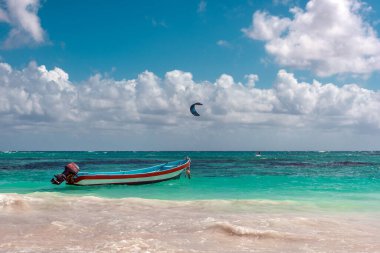Karayip Denizi güneşli bir tekne.