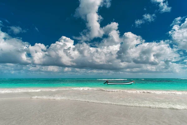 La barca nel Mar dei Caraibi in una giornata di sole . — Foto Stock