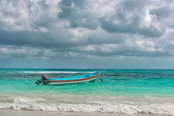 El barco en el Mar Caribe en un día soleado . — Foto de Stock