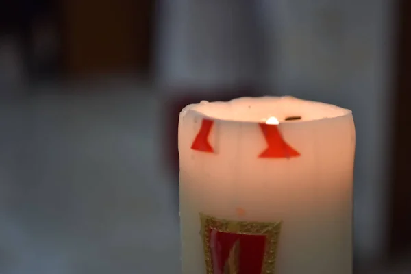 Large burning candle in a Catholic church. — Stock Photo, Image