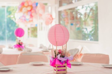 Ziyafet gecesinde güzel bir masa.