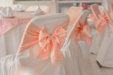 Ziyafet gecesinde güzel bir masa.