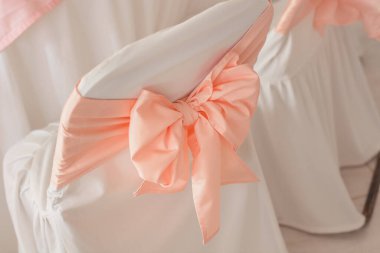 Ziyafet gecesinde güzel bir masa.