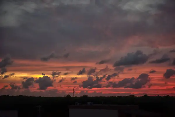 Foto Vacker Solnedgång Himmel Med Moln Och Olika Nyanser Byggnader — Stockfoto