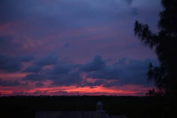 Foto Belo Céu Pôr Sol Com Nuvens Diferentes Tons Edifícios — Fotografia de Stock