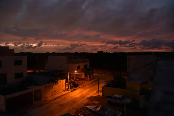 Foto Hermoso Cielo Atardecer Con Nubes Diferentes Tonos Edificios Distancia — Foto de Stock