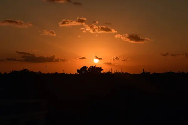 Foto Belo Céu Pôr Sol Com Nuvens Diferentes Tons Edifícios — Fotografia de Stock