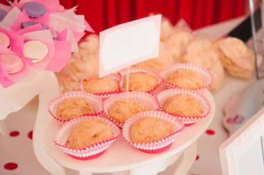 Festival masasındaki sarı kurabiyeler çok güzel dekore edilmiş..