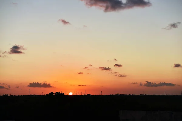 Foto Vacker Solnedgång Himmel Med Moln Och Olika Nyanser Byggnader — Stockfoto