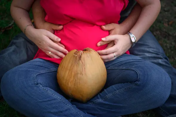 Hombre Abraza Una Mujer Embarazada Con Coco Por Detrás —  Fotos de Stock