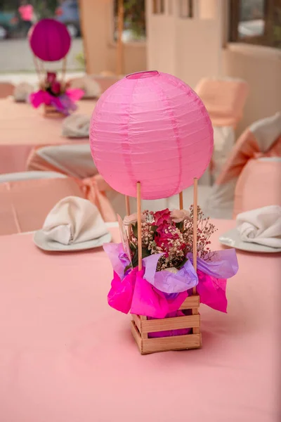 Χάρτινες διακοσμήσεις στο γιορτινό τραπέζι σε ροζ και λευκό. — Φωτογραφία Αρχείου