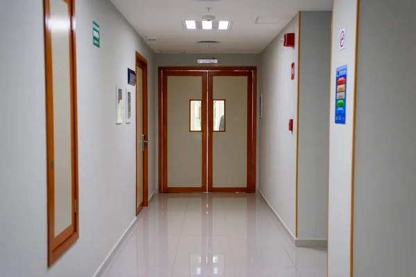 Двері Лікарню Білому Коридорі — стокове фото