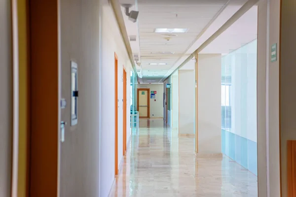 医院的门在白色的走廊里 — 图库照片