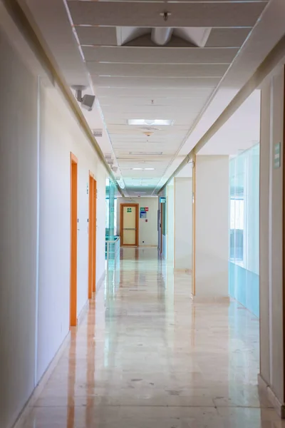 Дверь Больницу Белом Коридоре — стоковое фото