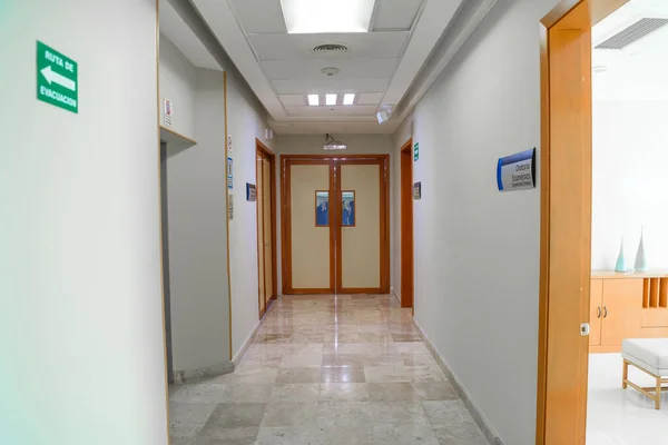 Porte Hôpital Dans Couloir Blanc — Photo