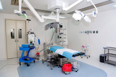 Hastanedeki tüm ekipmanlarla birlikte ameliyathane. Beyaz ve mavi..