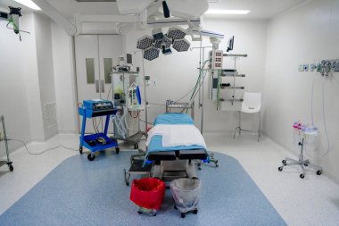 Hastanedeki tüm ekipmanlarla birlikte ameliyathane. Beyaz ve mavi..