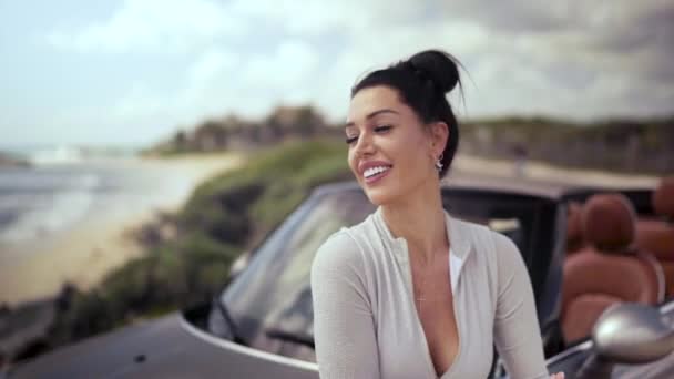 Vacker Modern Kvinna Den Karibiska Kusten Poserar Nära Bil Utan — Stockvideo