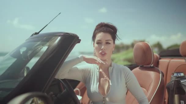 Piękna Modna Kobieta Wybrzeżu Karaibów Pozuje Pobliżu Samochodu Bez Dachu — Wideo stockowe