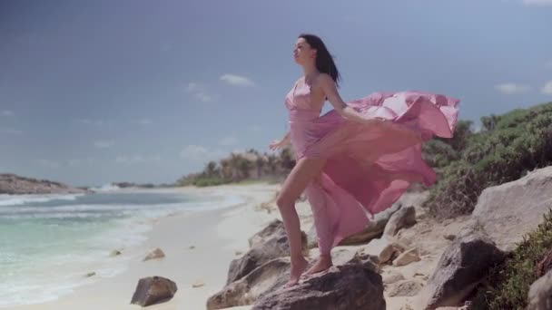 Hermosa Mujer Moda Vestido Rosa Posando Frente Cámara Orilla Del — Vídeo de stock