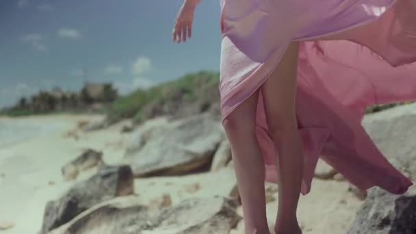 Bela Mulher Moda Vestido Rosa Posando Frente Câmera Praia — Vídeo de Stock