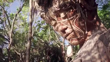 Tulum ormanında büyük ahşap bir heykel.