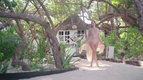 在丛林中的房子旁边 美丽的黑发女子在摄像机前摆姿势 — 图库视频影像