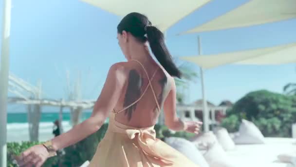 Belle Brune Posant Pour Caméra Dansant Dans Club Plage — Video