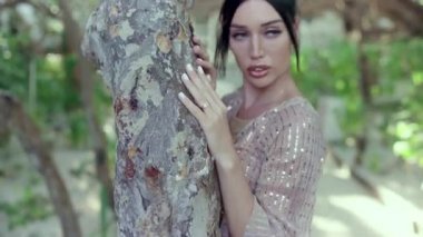 Ormandaki evin yanında kameranın önünde poz veren güzel bir esmer..