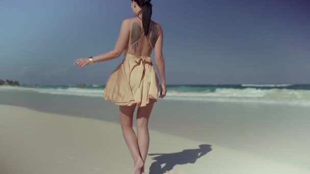 Beautiful Brunette Yellow Dress Walks Beach — Stock Video