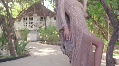 Ormandaki evin yanında kameranın önünde poz veren güzel bir esmer..