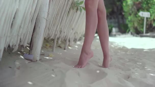Piękna Modna Dziewczyna Czerwonym Stroju Kąpielowym Pozowanie Przed Kamerą Ciekawej — Wideo stockowe