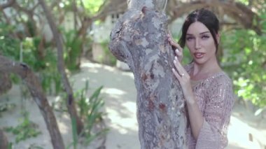 Ormandaki evin yanında kameranın önünde poz veren güzel bir esmer..