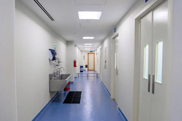 Couloir Dans Hôpital Face Salle Opération Avec Bloc Sanitaire Plancher — Photo