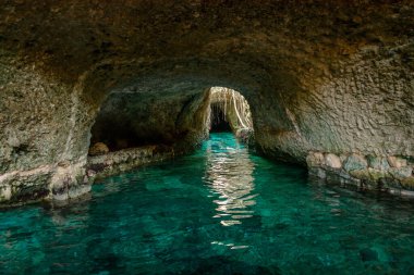 Antik kentteki yeraltı yapay nehri. Meksika.