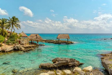 Karayipler 'in gök mavisi gölünün manzarası.