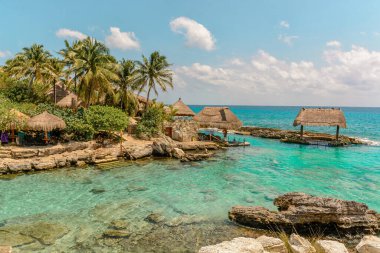 Karayipler 'in gök mavisi gölünün manzarası.