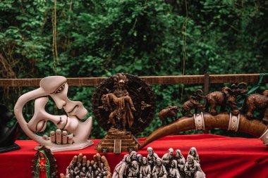 Antik Meksika temalı hediyelik eşya dükkanı. Tipik Meksika nakış işi hediyelik eşya dükkanında satılıyor..