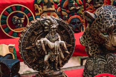 Antik Meksika temalı hediyelik eşya dükkanı. Tipik Meksika nakış işi hediyelik eşya dükkanında satılıyor..