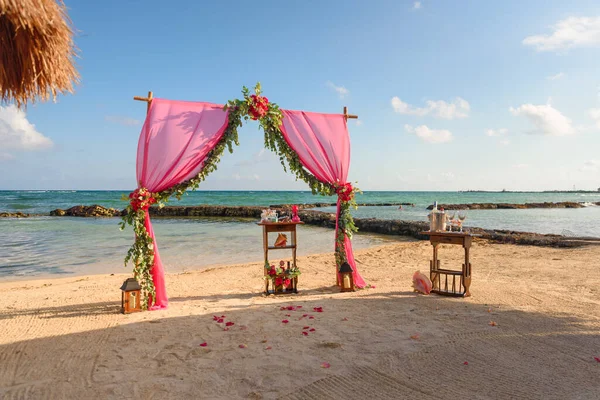 Bruidsboog Het Strand Tropisch Strand Weefsels Bamboe Versiering Van Bloemen — Stockfoto