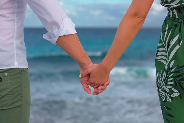 Une paire de mains sur le fond de la mer des Caraïbes — Photo