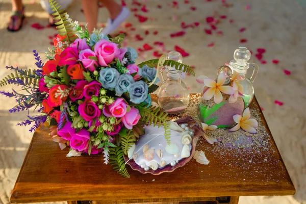 아름다운 꽃다발을 들고 식탁에 앉아 있는 모래 의식 — 스톡 사진