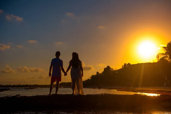 Silhouettes Hommes Femmes Sur Fond Soleil Couchant — Photo