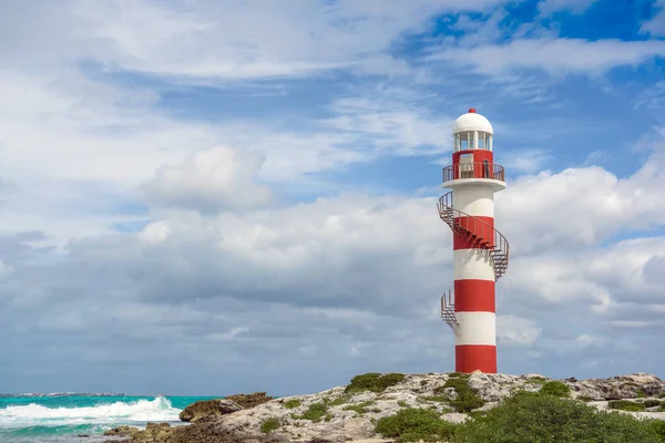 Maják Skalnatém Pobřeží Cancúnu Jasná Obloha Modré Moře — Stock fotografie