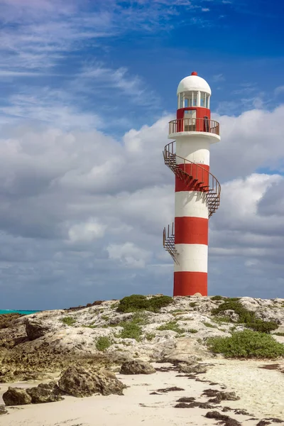 Maják Skalnatém Pobřeží Cancúnu Jasná Obloha Modré Moře — Stock fotografie